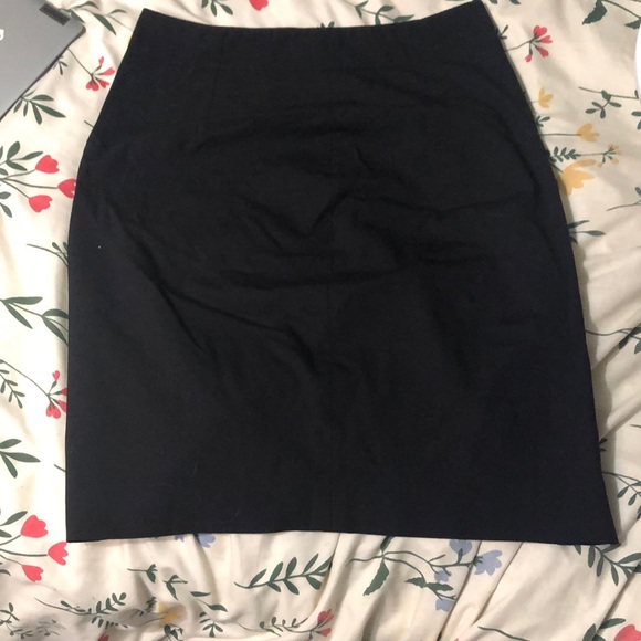 Black skirt with small fake slit Banana Republic size 2 - Picture 1 of 2